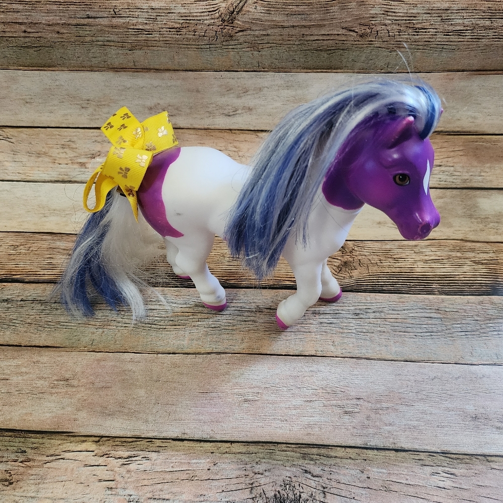 2010 Breyer Color Changing Ella Horse Toy (w/ Yellow Bow).